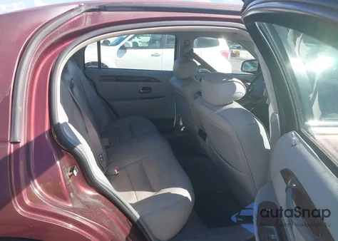 2002 Lincoln Town Car Signature from USA, damaged, VIN 1LNHM82W22Y635311